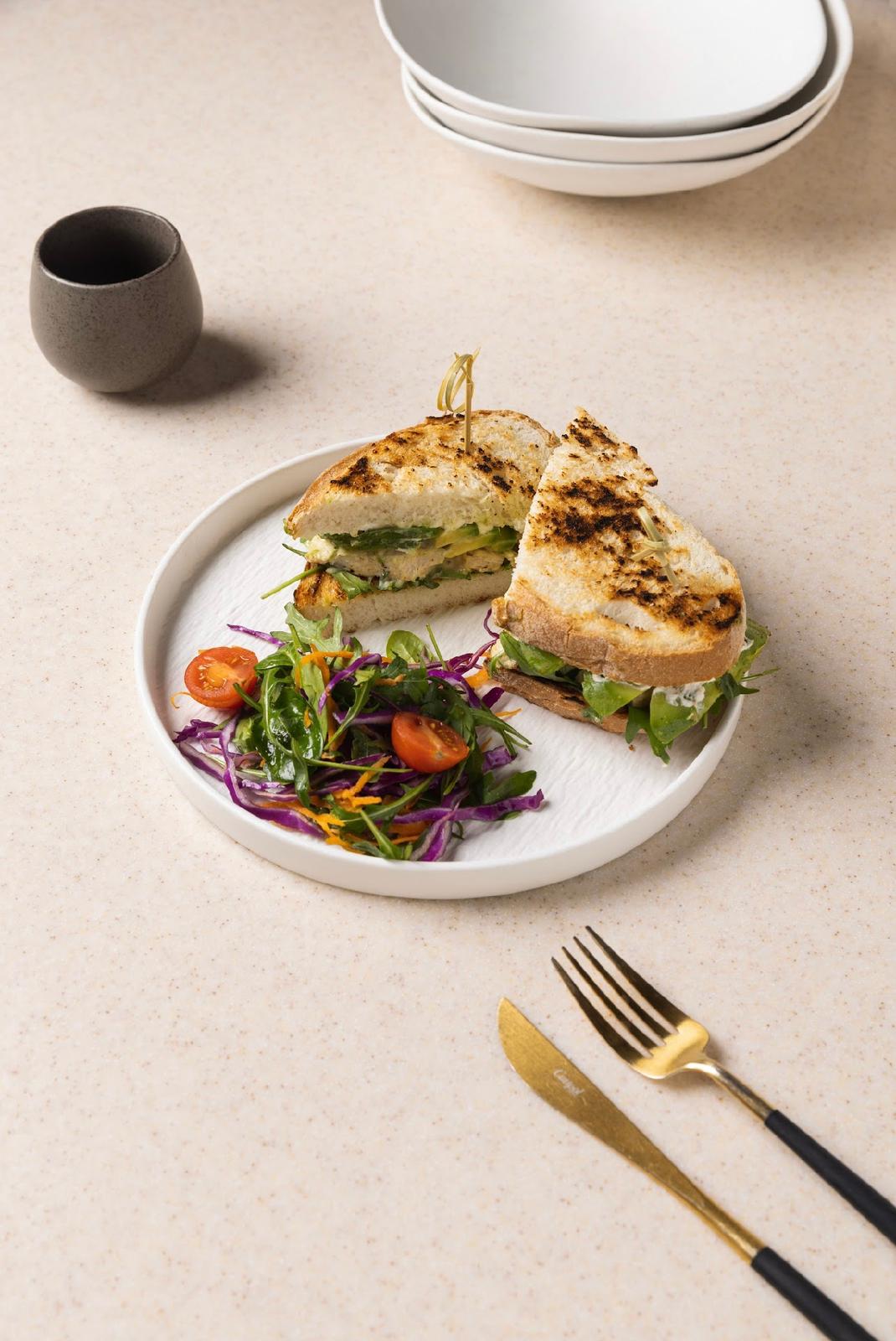Healthy chicken avocado sandwich – ساندويتش دجاج بالأفوكادو